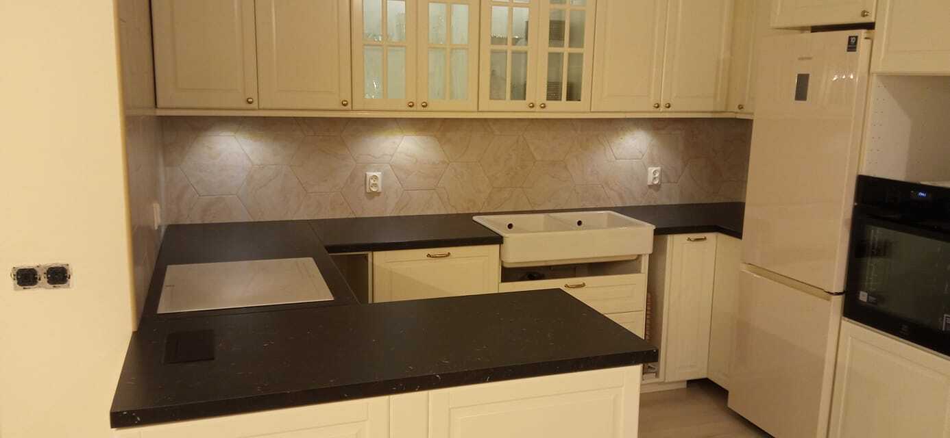 Biała kuchnia z blatem