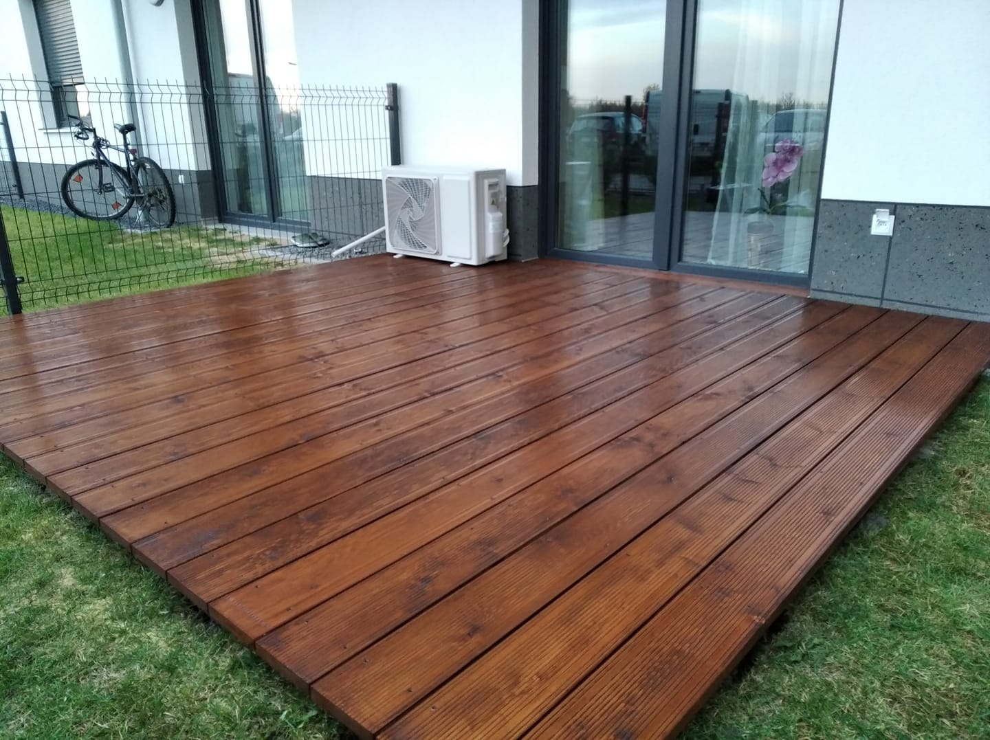 Taras drewniany z klimatyzacją