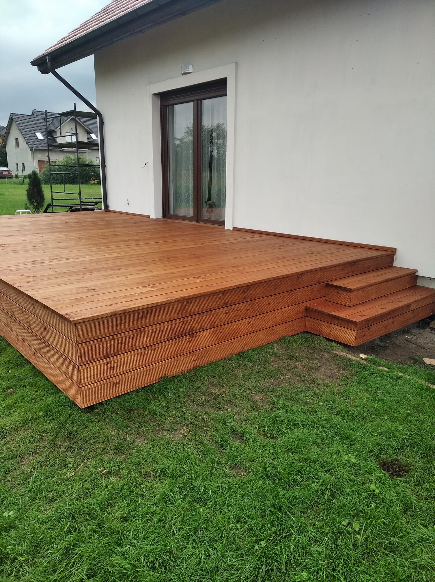 Taras drewniany ze schodkami