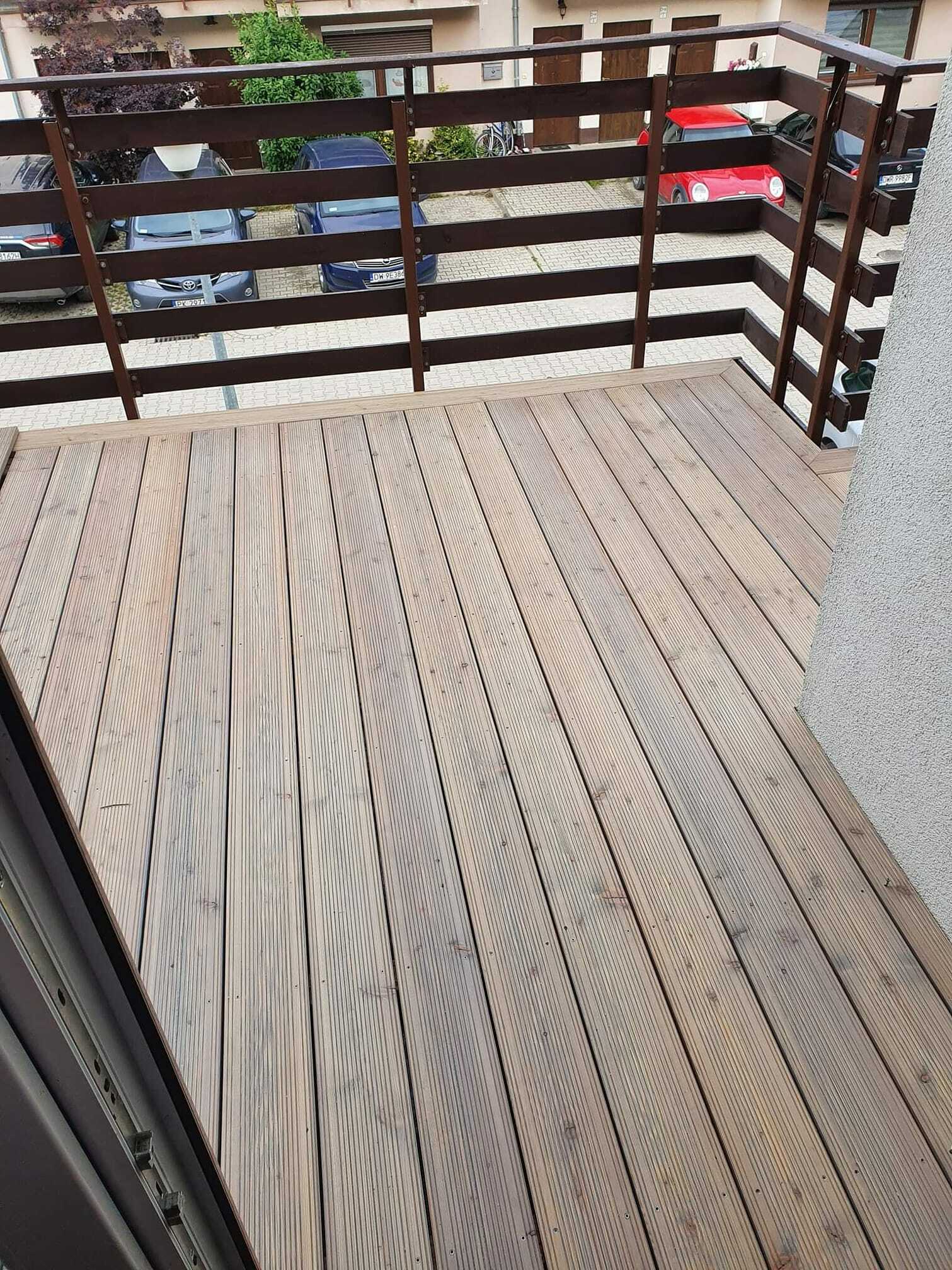 Taras na balkonie z barierką